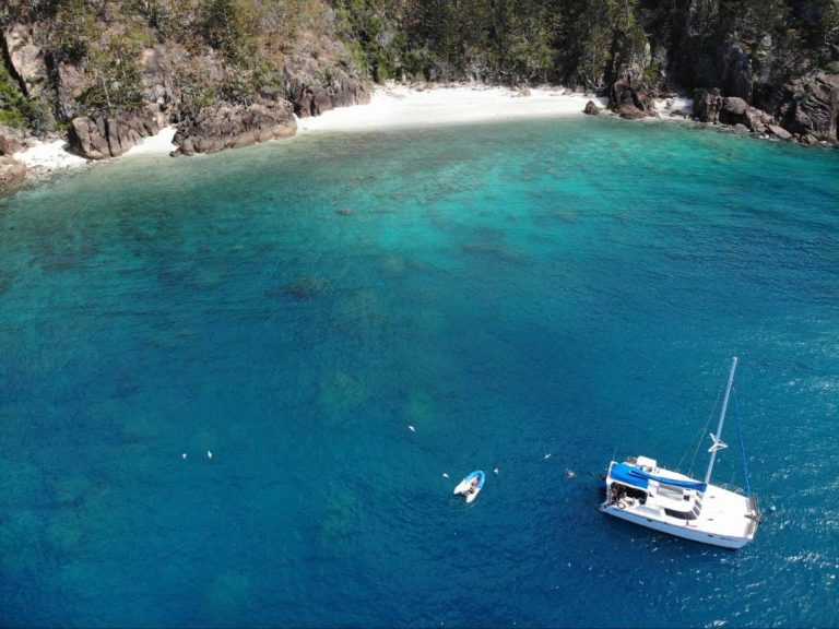boat-snorkelling-whitsunday-cruise