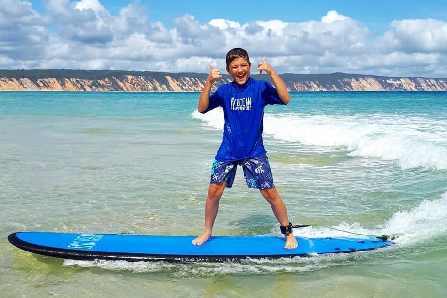 kids-day-trip-noosa-surf-class-kids-age-australia