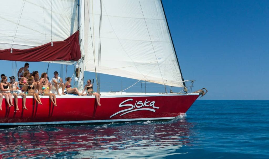 cruise-sailing-overnight-boat-from-airlie-beach
