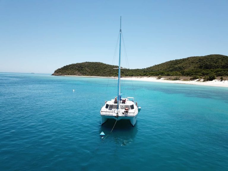 boat-whitsunday-cruise-sailing-2-days-whitehaven-beach
