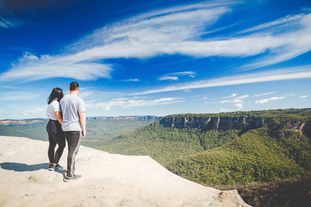 couple-tour-lookout-point-blue-mountains