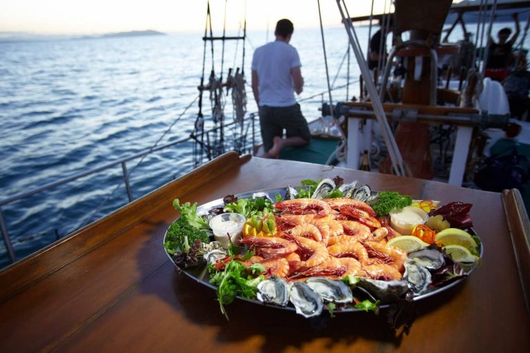 seafood-lunch-sailing-boat-airlie-beach-tour-the-best-family-friendly