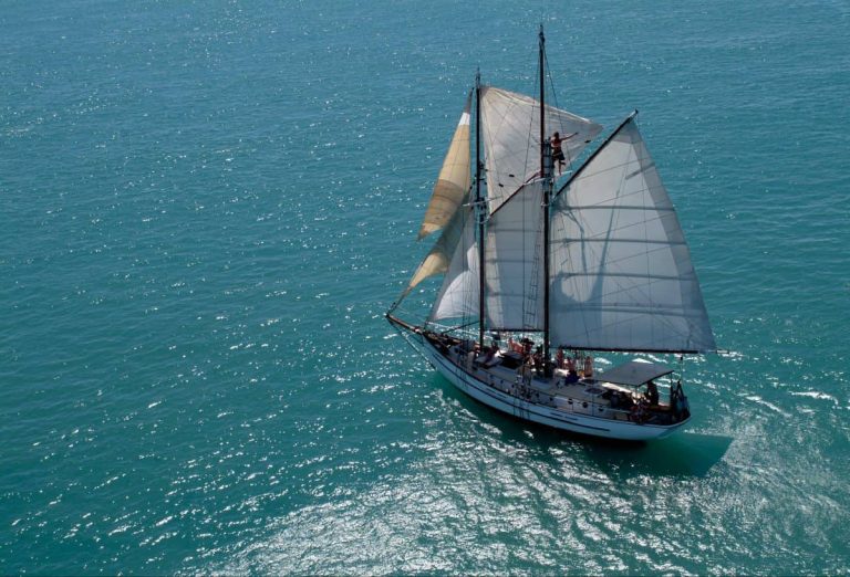 solo-traveller-whistundays-family-boat-sailing-day-tour-from-airlie beach