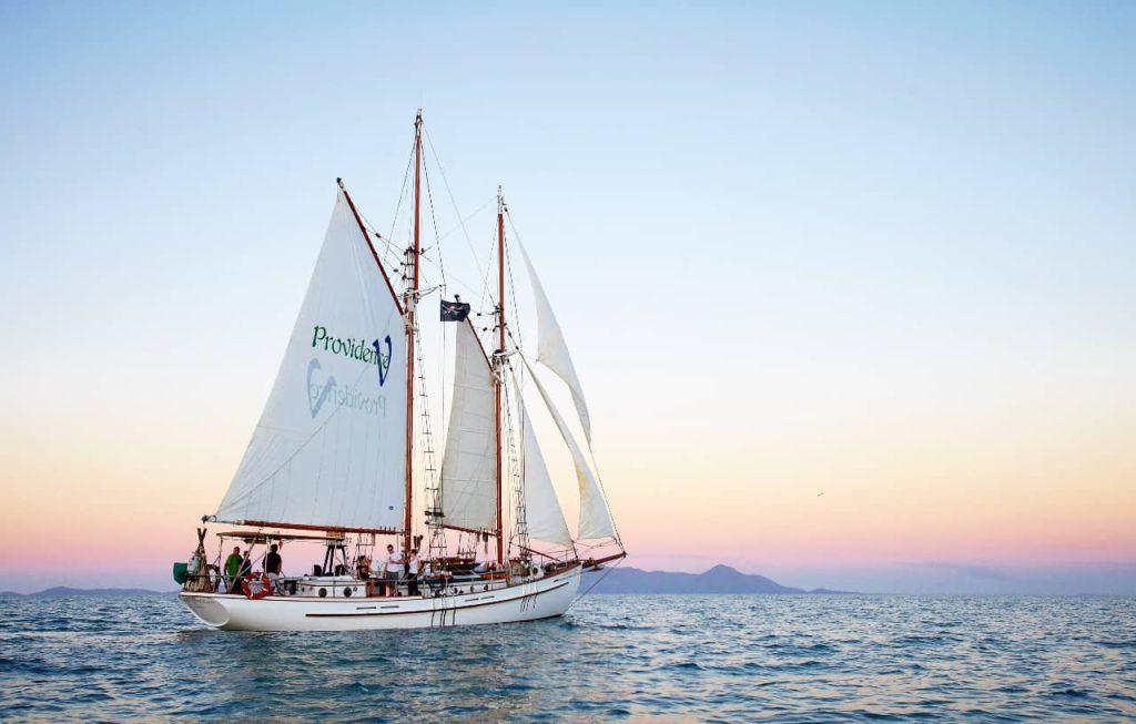 sailing-boat-whitsunday-1-day-tour-before-sunset