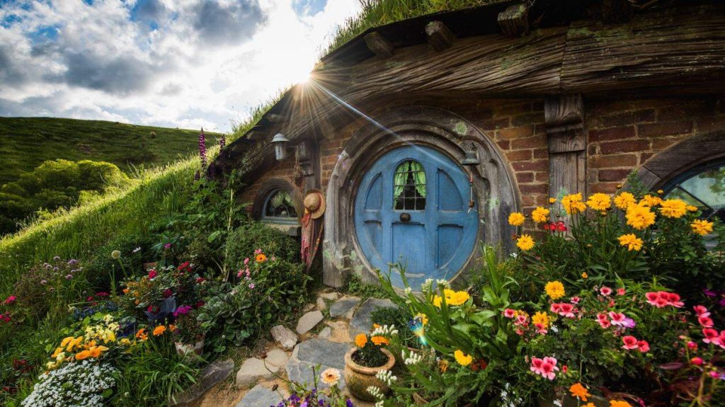 hobbiton-village-hobits-tour-visiting-walk-guided