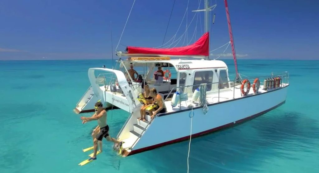 snorkeling-group-of-friends-great-barrier-reef-tour-from-cairns