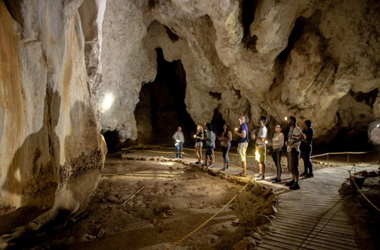 chillagoe-day-trip-tour-caves-australian-outback-family-from-cairns