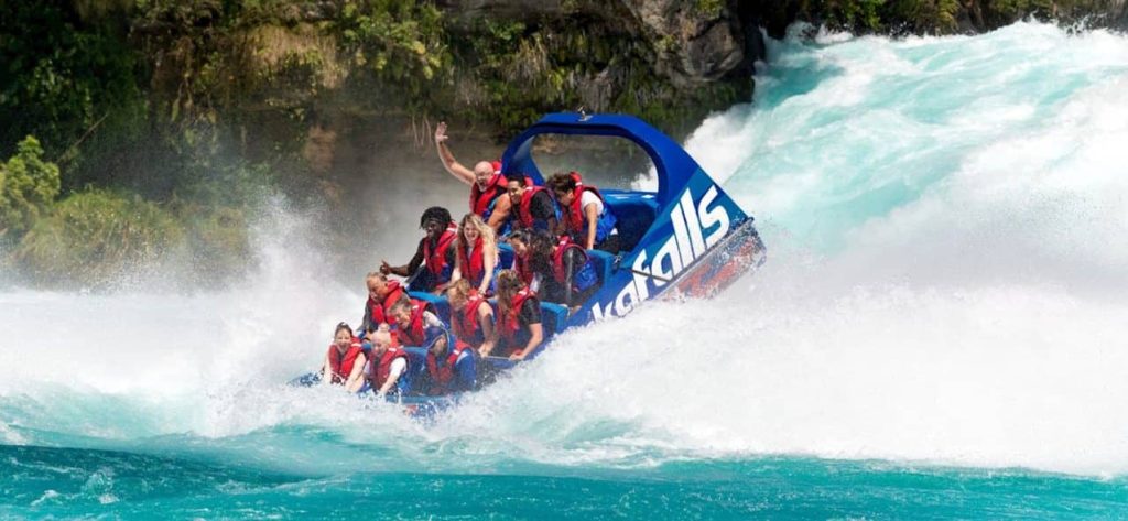 north-island-family-backpackers-tour-taupo-jetboat