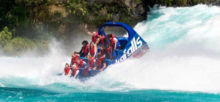 north-island-family-backpackers-tour-taupo-jetboat