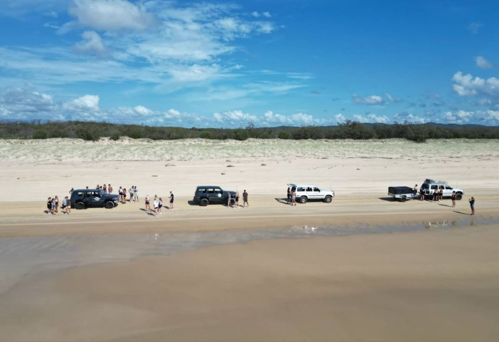 jeep-4x4-4wd-fraser-island-driving-75-miles-driver-licence-age