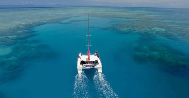 small-boat-snorkel-great-barier-reef-cairns-snorkel