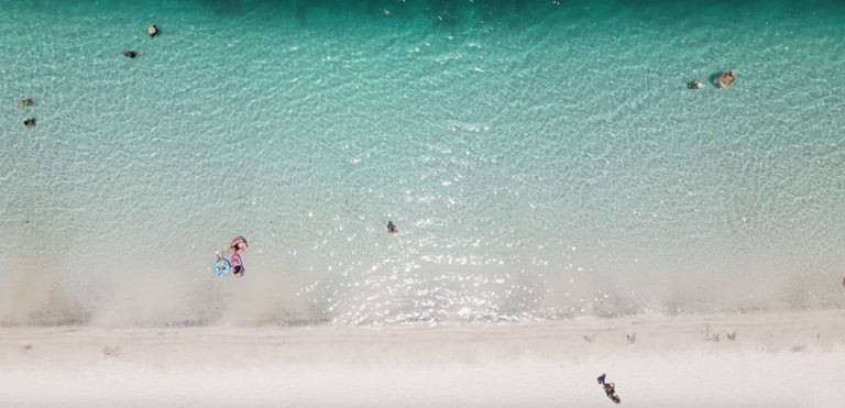 fraser-island-k-gari-swimming-lake-mc-kenzie-backpacker-tour-3-days