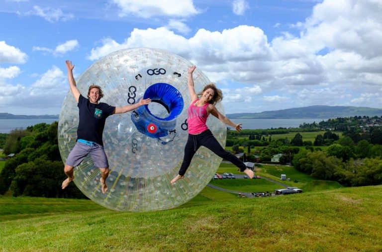 piste-méga-Zorb-Rotorua-famille-couple-offre-de-prix