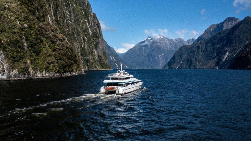 cruise-milford-sounds-deal-the-best-weather-road-condtions-acitivity
