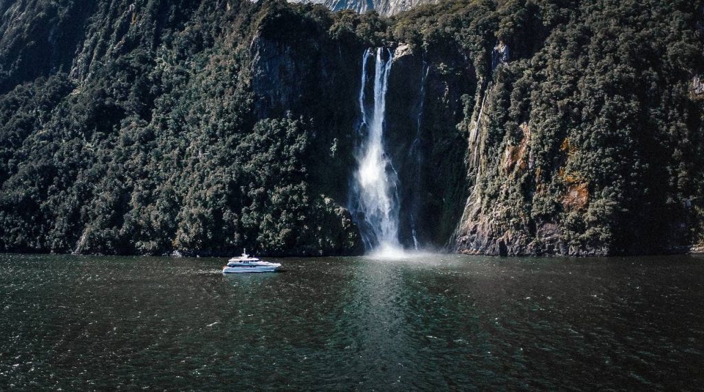 stirling-falls-new-zealand-cruise-mildford-sounds-boat