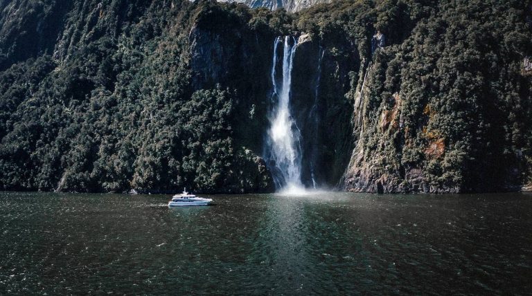 stirling-falls-new-zealand-cruise-mildford-sounds-boat
