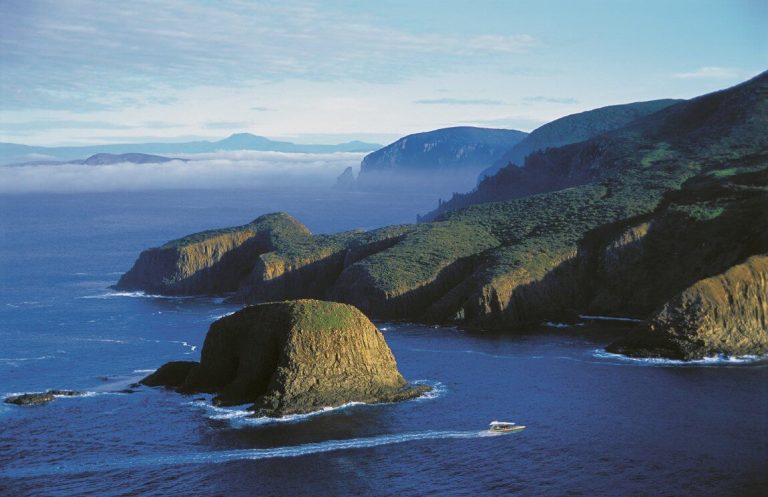 landscape-cliffs-bruny-island-boat-cruise