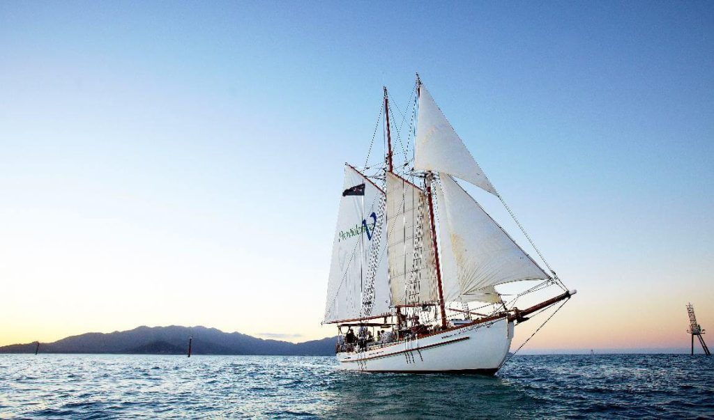 sailing-boat-whitsunday-sunset-cruise-from-airlie-beach