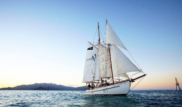 sailing-boat-whitsunday-sunset-cruise-from-airlie-beach