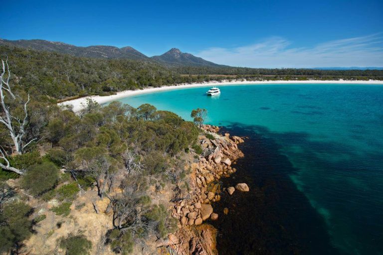 wineglassbay-activity-visiting-national-park