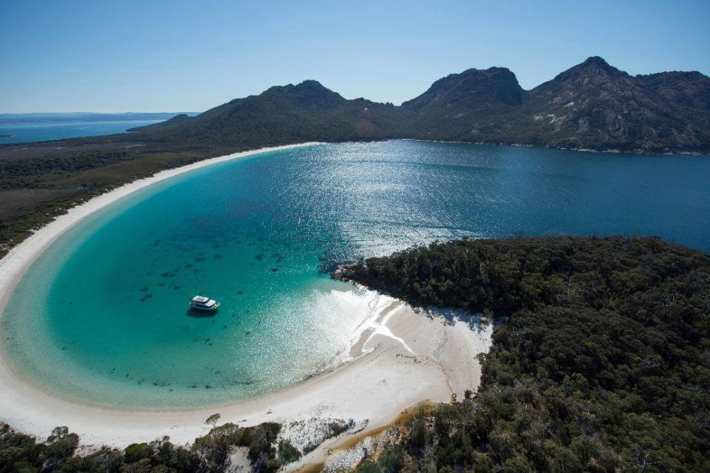 wineglass-bay-boat-hills-cruise-national-park