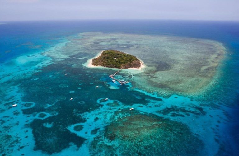 cairns-scenic-flight-great-barrier-reef-couple-family