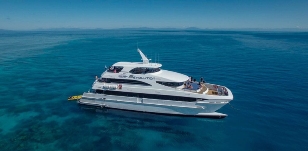 katamaran-superyacht-outer-reef-cairns-cruise