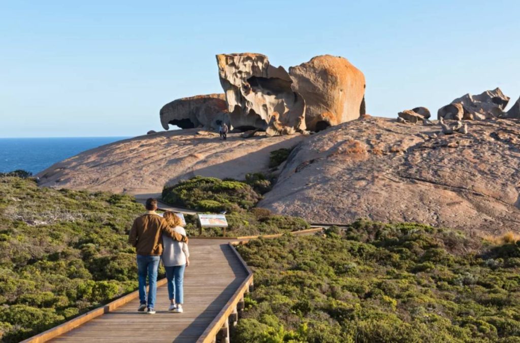 itinerary-adelaide-kangaroo-island-what-to-do-tour-activity-couple
