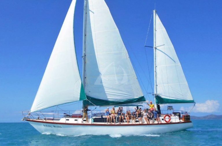 ailing-tour-to-whitehaven-beach-australia​-boat