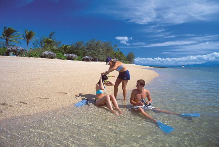 explore-great-barrier-reef-port-douglas-snorkelling-tour-low-isles