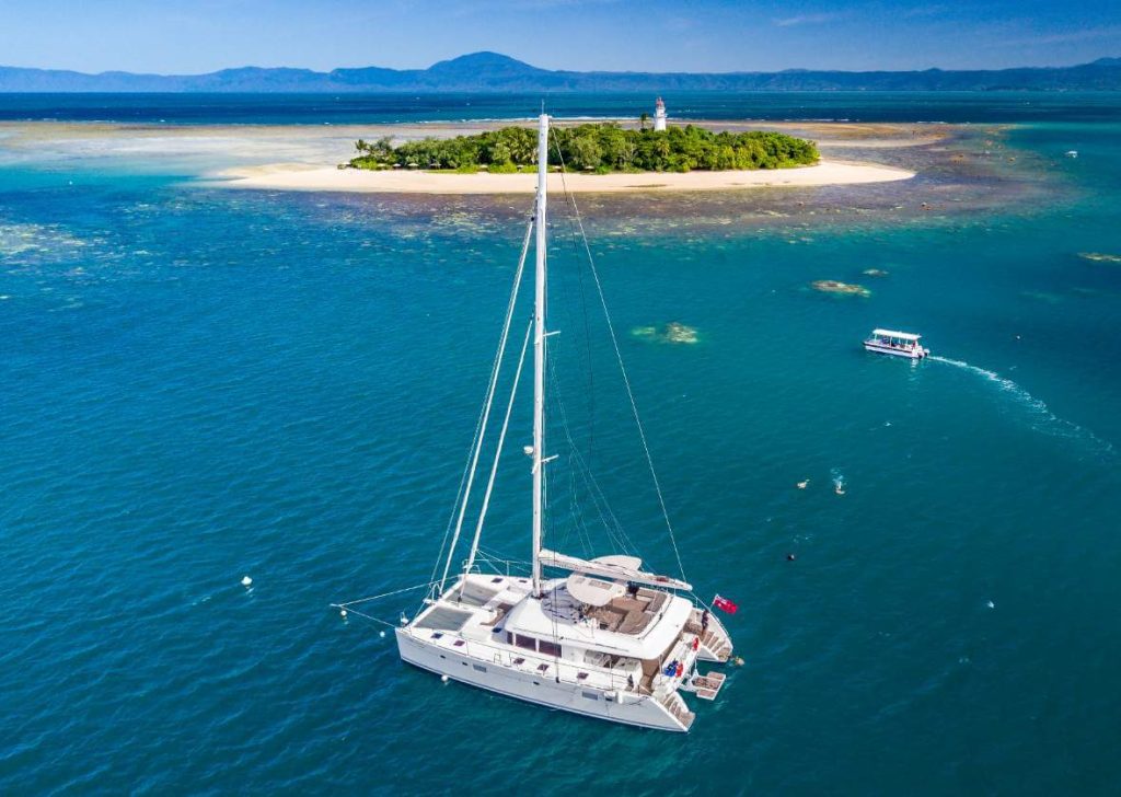 cruise-low-isles-from-port-douglas-coral-gardens-and-turtle-snorkelling